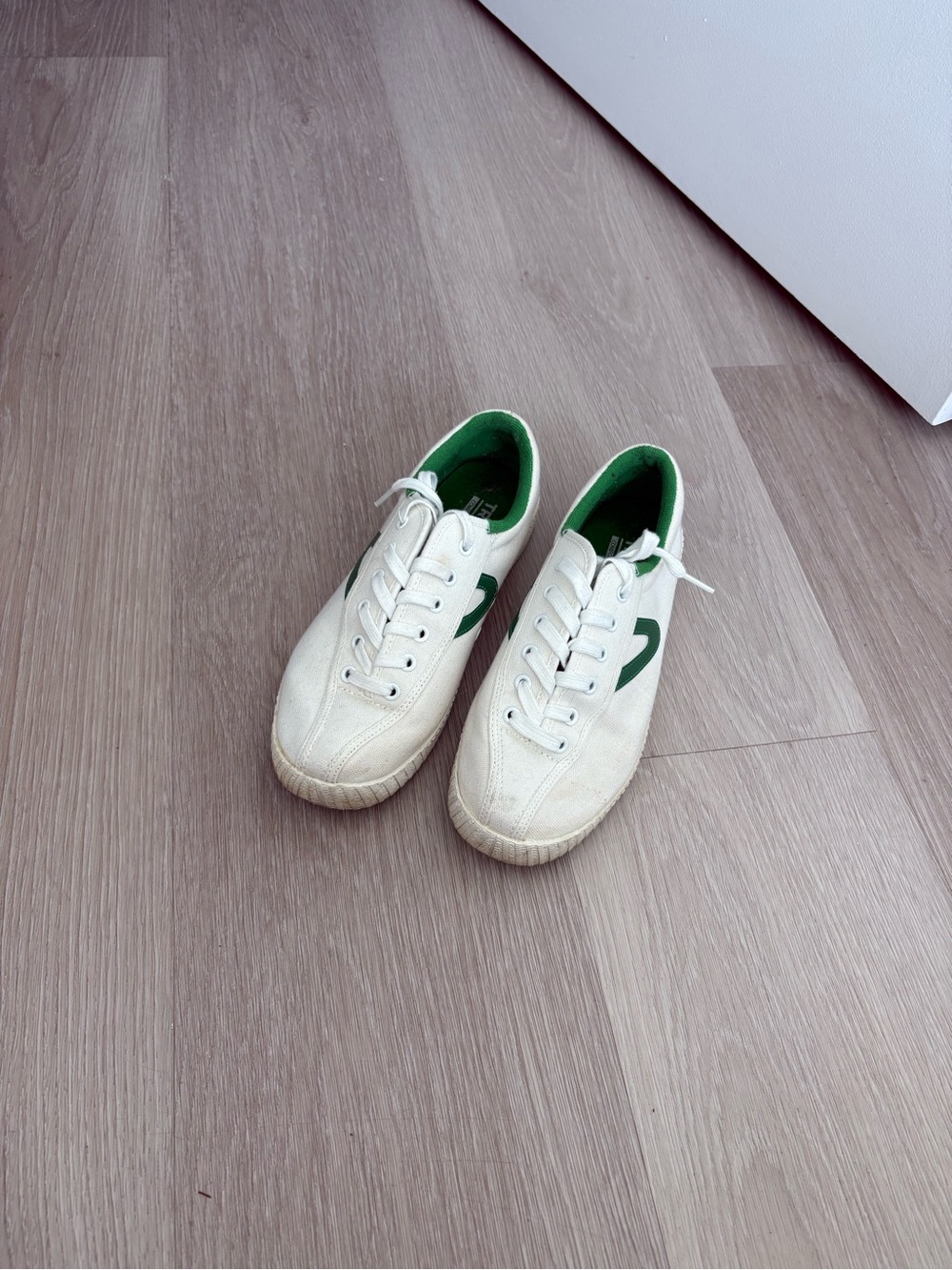 Tretorn Cream Sneakers with Green Accents